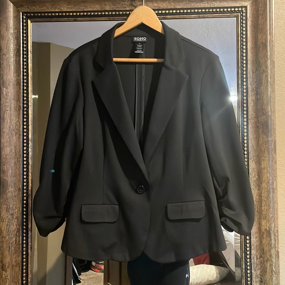 Nice women’s blazer-east fit-rouched sleeves.  Great fit!